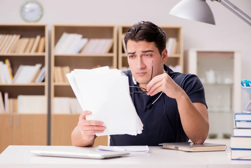 Nhân viên đang rà soát kỹ biên bản họp giải thể công ty cổ phần để hoàn thiện hồ sơ pháp lý.