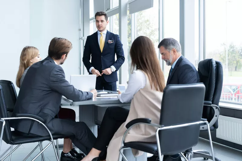 Cuộc họp cổ đông chuyên nghiệp, nơi các thành viên đang thảo luận chiến lược kinh doanh quan trọng
