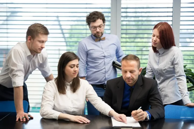 Ký tên và đóng dấu công ty là bước quan trọng đảm bảo giá trị pháp lý trong biên bản họp giải thể công ty cổ phần.