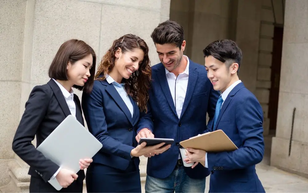 Nhóm chuyên viên tư vấn đang trao đổi báo cáo thuế – minh họa cho dịch vụ báo cáo thuế quý chuyên nghiệp.