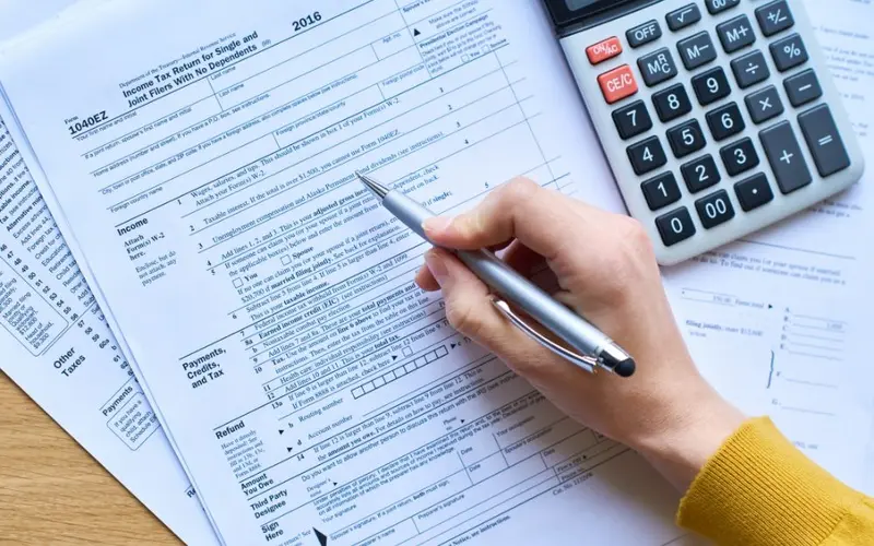 Kế toán đang xử lý nghĩa vụ thuế khi giải thể doanh nghiệp với biểu mẫu kê khai theo quy định