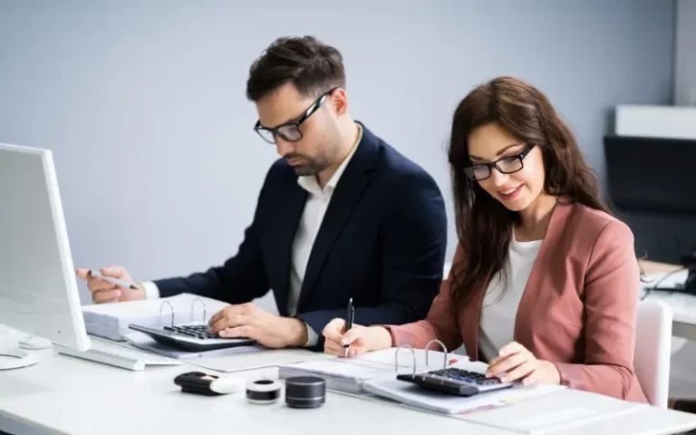 Hợp tác với đơn vị kế toán chuyên nghiệp giúp doanh nghiệp xử lý sổ sách khi công ty giải thể nhanh chóng và chính xác hơn.