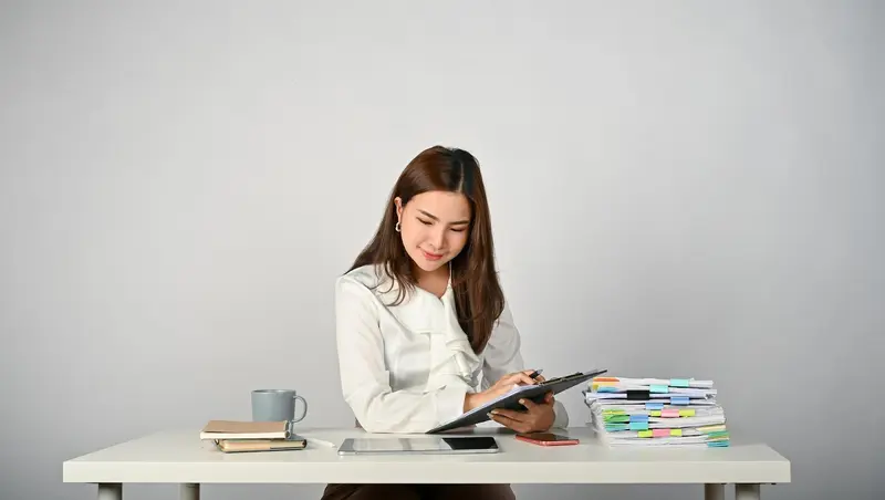 Kế toán viên có thể làm sổ sách kế toán trường học theo một trong hai hình thức