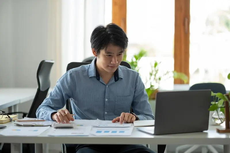 Kế toán viên cần chuyển đổi số dư đầu năm, chuyển lỗ lãi để đảm bảo tính liên tục và minh bạch của sổ sách