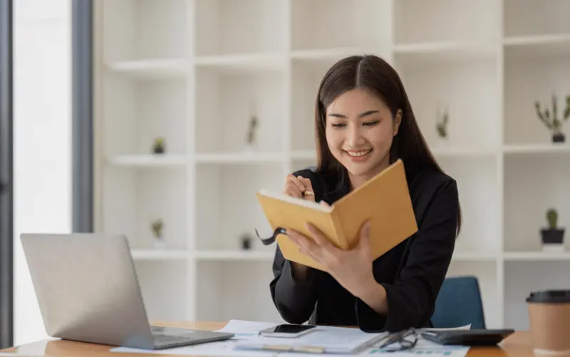 Sổ chi tiết công nợ giúp doanh nghiệp theo dõi và đối chiếu các khoản phải thu, phải trả chính xác