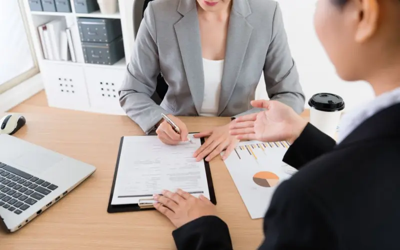 Hiểu sự khác biệt giữa kế toán nội bộ và dịch vụ để lựa chọn giải pháp phù hợp với quy mô doanh nghiệp