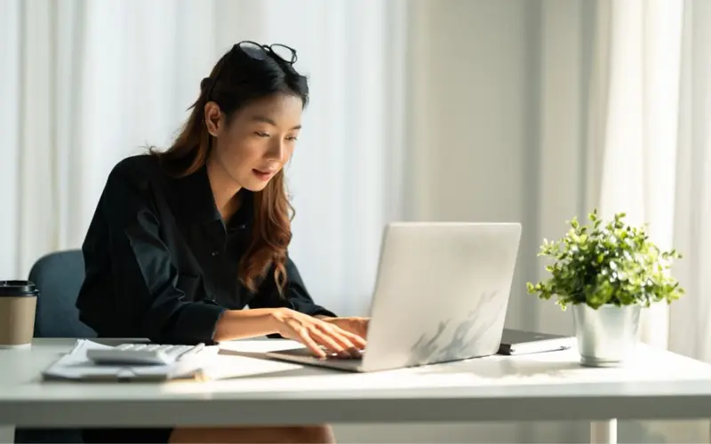 Kế toán thương mại dịch vụ đảm nhiệm toàn bộ quy trình kế toán từ ghi nhận chứng từ đến lập báo cáo tài chính